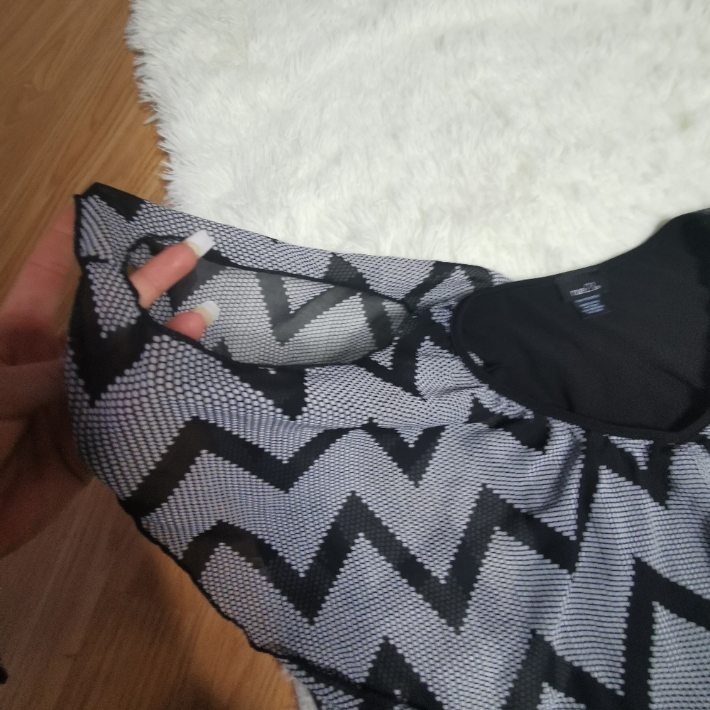 Open shoulder short - Picture 4 of 5